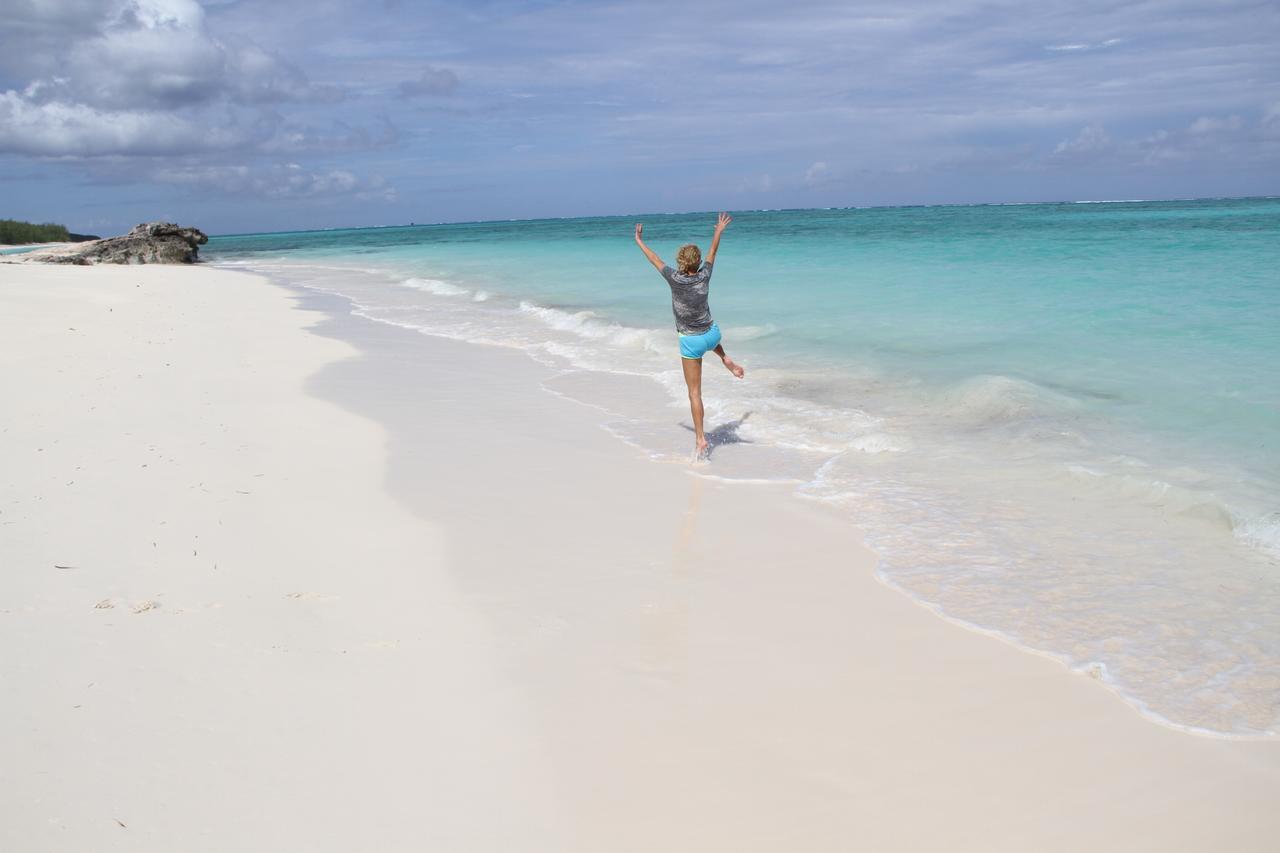 Hollywood Beach Suites Turks And Caicos Whitby Ngoại thất bức ảnh